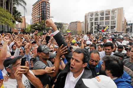 Guaidó llega a la plaza pública de Caracas a presentarse como encargado del Ejecutivo.