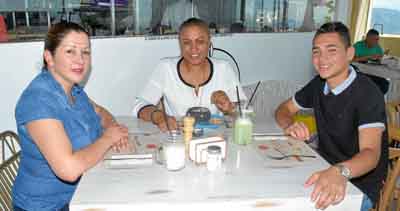 Edith Prieto Castellanos fue invitada a celebrar su cumpleaños en el restaurante La Azotea por Brígida Acosta Romero y Camilo Ac