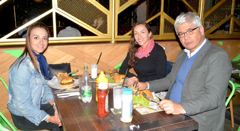 Diana Peñuela Martínez, Alejandra Franco Jiménez y Santiago Ramos Bermúdez se reunieron en el restaurante Cortesana.