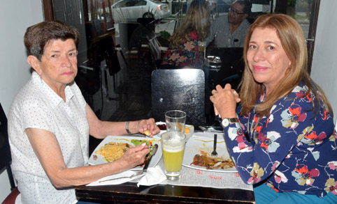 Elsy Triana de Rodríguez y Zulema Elisa Rodríguez Triana se reunieron en el restaurante Ozul.