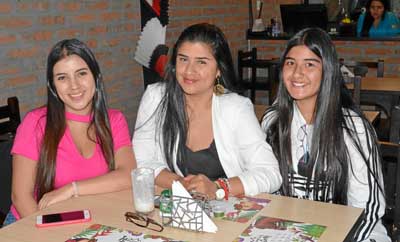Mariana Marín González, Mónica González Arango y Isabella Marín González se reunieron en un almuerzo en el restaurante Asados Ch