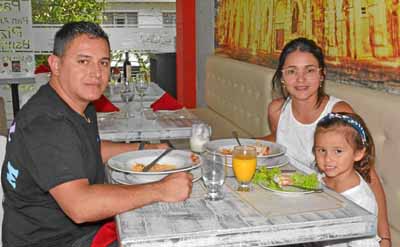 En el restaurante Spago se reunieron en un almuerzo Mario Herrera García, Ingrid Flórez Montoya y Samantha Herrera García.