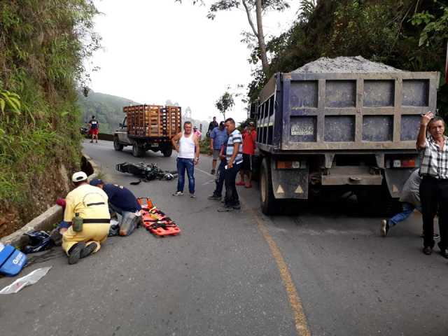 La motocicleta chocó contra la volqueta, a 20 minutos de Marquetalia.