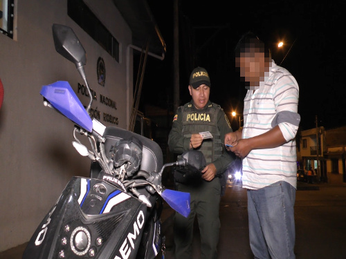 El propietario mostró su agradecimiento a la Policía tras la entrega de su moto.