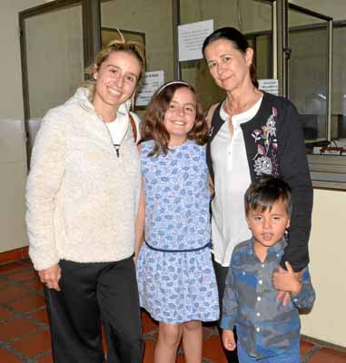 Mariana Llanos Henao, Luna Ramírez Llanos, María Mabel Henao Giraldo y Simón Mejía Salazar.