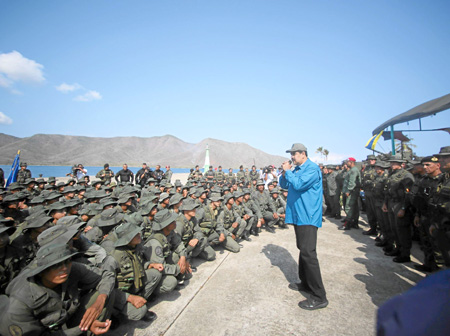 Nicolás Maduro intenta mantener de su lado a los militares. 