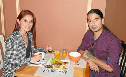 En el restaurante El Bistró Francés se reunieron en un almuerzo los esposos Ana Milena Alzate Valencia y Sebastián González Vale