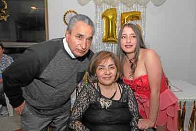 La homenajeada aparece en compañía de sus padres, John Jairo Mejía Correa y Valentina Salinas de Mejía.