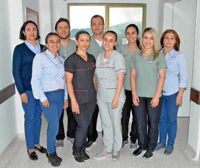 Alexa Mariana Navarrete, Luz Irene Villa Ramírez, Claudia Patricia Osorio Rincón e Ingrid Daniela Vargas Cardona. Atrás: Martha 