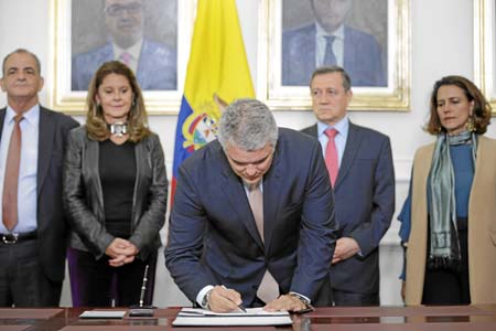 El presidente, Iván Duque, entrega las bases del Plan Nacional de Desarrollo al Congreso que debe aprobarlo. 