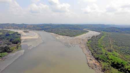 Así lucía ayer el río Cauca, tras el cierre de la segunda compuerta en el proyecto de Hidroituango, a la altura del municipio de