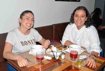 Catalina Sánchez Muñoz y Paola Marín Ramírez compartieron en un almuerzo en el restaurante bar Patacrock.