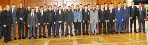 Jóvenes bachilleres de los grados 11-1 y 11-2 de la promoción 2018 que estuvieron acompañados por monseñor Gonzalo Restrepo Rest