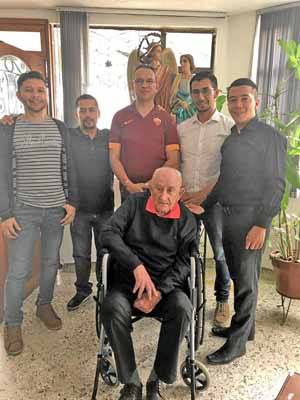 El homenajeado aparece en compañía de los frailes Juan Manuel Díaz Oñoro, Carlos Andrés Murillo Trujillo, Nelson Gómez Gómez, Ar