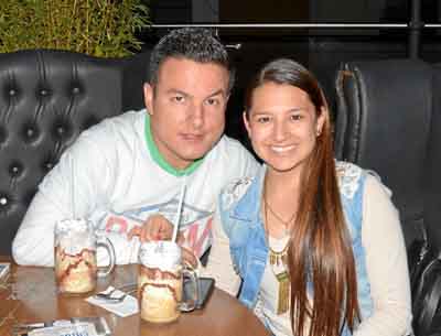 Carlos Sepúlveda García y Natalia Sánchez Bermúdez compartieron en el restaurante Dauntaun.