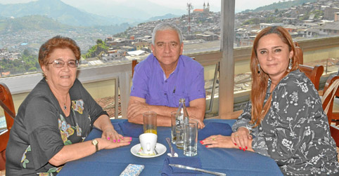 Sonia Restrepo Castaño fue homenajeada en un almuerzo en el Club Manizales por Julián Mazuera Valencia y Victoria Pérez Restrepo