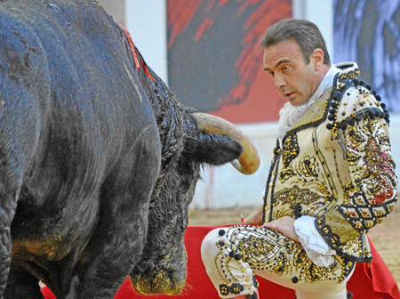  Enrique Ponce lidia su primer toro de la ganadería manizaleña Ernesto Gutiérrez Arango. 