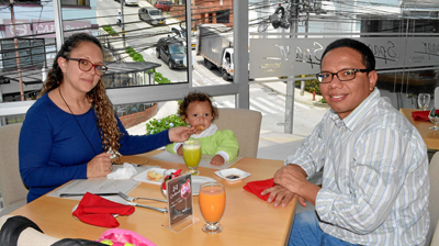 En el restaurante Spago se reunieron Paula Pantoja Suárez, Lucía Monsalvo Pantoja y Edwin Monsalvo Mendoza.