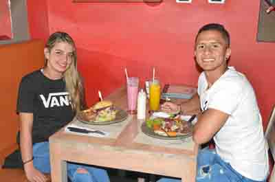 Sofía Visbal Aguirre le celebró el cumpleaños a Germán Eduardo León Naranjo en el restaurante Buffalo Republic.