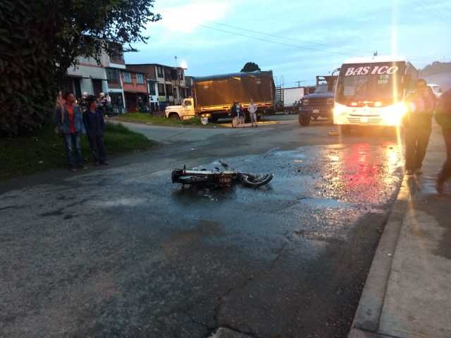 Ayer, en la mañana, chocaron esta moto y un bus en el control de busetas de La Enea