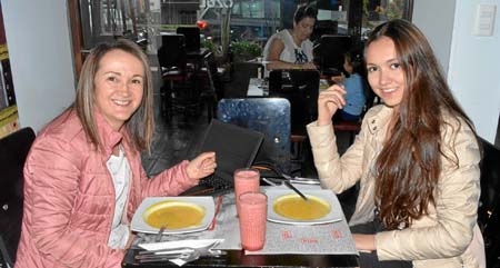 En un almuerzo en el restaurante Ozul se reunieron Claudia Franco Correa y Catalina Díaz Franco.
