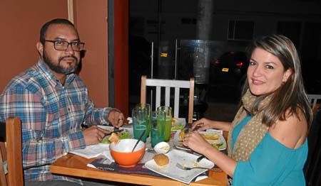 David Alejandro Ramírez y Tatiana Atehortúa Ospina compartieron en una comida en el restaurante El Bistró.