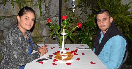 Ángela Lorena Arce y Andrés Agudelo celebraron su cuarto aniversario de matrimonio en el restaurante Asados Chavita.