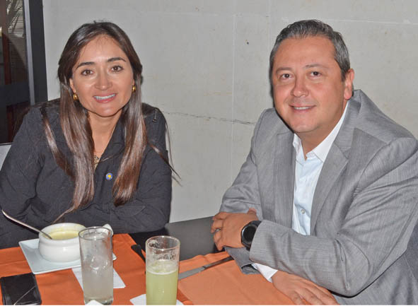 En la sede El Cable del Club Manizales se reunieron por trabajo Diana Lorena Gómez Zuluaga y Juan Carlos Saavedra Galindo.