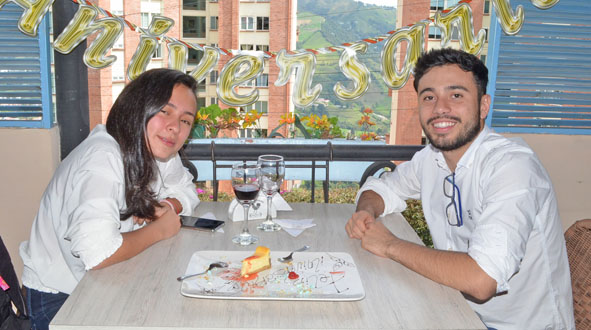 Marianella López Giraldo y Santiago Botero Castañeda compartieron en el restaurante L’Atelier.