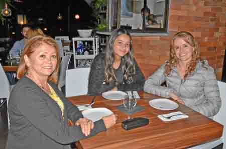 Martha Salazar Cueva, Salomé Bonilla Jaramillo y Carolina Jaramillo Salazar compartieron en una comida en Ednia.