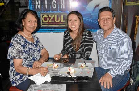 Alicia Marín Álvarez, Andrea Orozco Osorio y James Orozco Marín se reunieron en un almuerzo en Ozul.