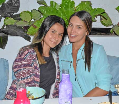 María Fernanda Marín Palacios y Andrea Martínez Palacios se reunieron en una comida en Poke Bowls.