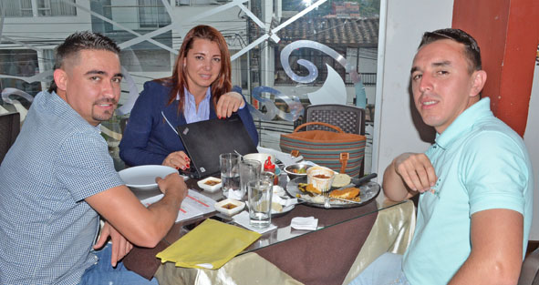 Steven de los Ríos, Mónica Arias Ramírez y Cristian Camilo Rivera Pérez compartieron en el restaurante Casa Grande.