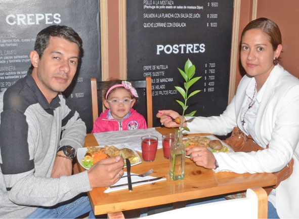 En el restaurante El Bistro compartieron Leonardo Cano Uribe, María José Cano Giraldo y Lina María Giraldo Soto.
