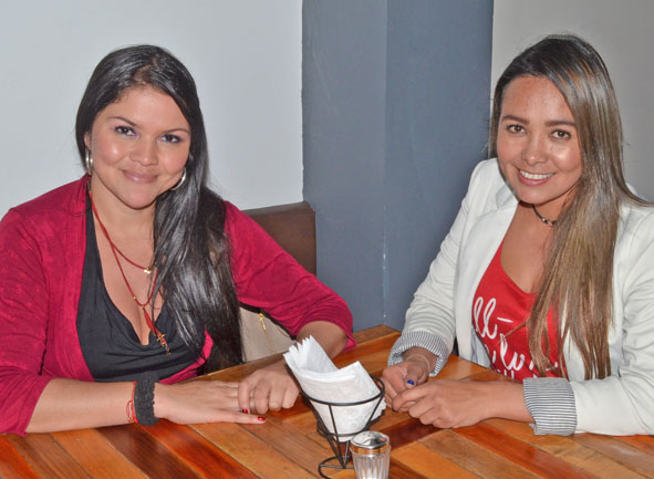 En el restaurante Patacrock se reunieron en un almuerzo Lina Marcela Jurado y Brenda Rivera Giraldo.