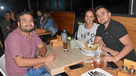 Edwin Marín Noguera, Jennifer Martínez Parra y Jorge Dorado Burbano estuvieron en el restaurante Urban.