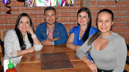 Victoria Parra, Beatriz Ocampo Ciro y Julieth Gutiérrez Toro le celebraron el cumpleaños a John Bueno Tamayo en La Patatería.