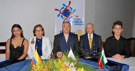 Natalia Palomino Zúñiga, presidenta Rotaract; Rubelia Arias de Ospina, asistente de la Gobernación Distrital; Alonso Jiménez Cas