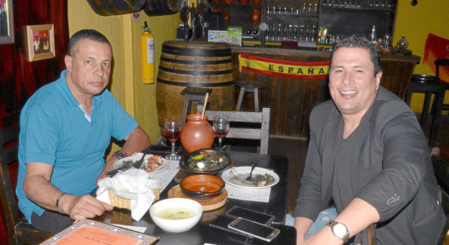 Eriberto Escobar Molina y Alejandro Benítez compartieron en una comida en el restaurante Un lugar de La Mancha.