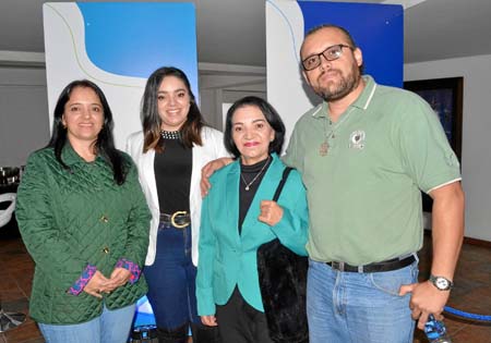 Sandra Salazar Arias, Ángela Salazar Arias, Carmenza Arias Mejía y Rubén Eduardo Rojas Santa.