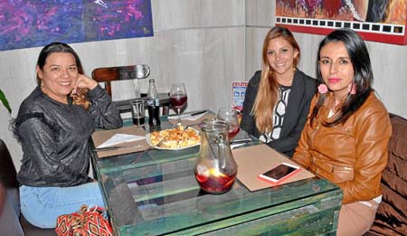 Johana Franco Herrera, Katerine Restrepo Vásquez y Diana González Valencia se reunieron en La Luna de Valencia.