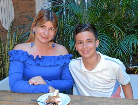 Sandra Isabel Giraldo Zuluaga celebró su cumpleaños junto a su hijo, Matías Betancur Giraldo, en el restaurante Tito Food & Drin