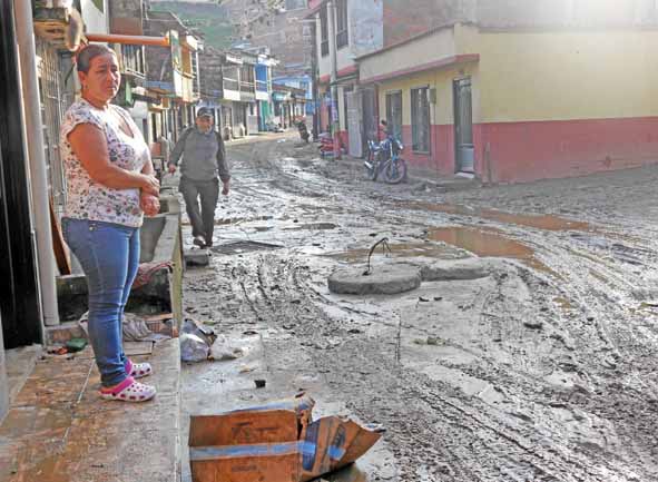 La calle del barrio San Martín permaneció inundada hasta ayer por la tarde. Sus habitantes sacaron a la calle los enseres mojado
