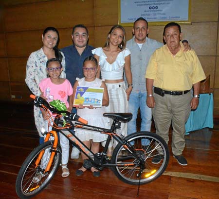 Salomé Muñoz Grajales e Isabela Castañeda López, del Colegio Cristo Rey de Belalcázar, obtuvo el primer puesto en la categoría d