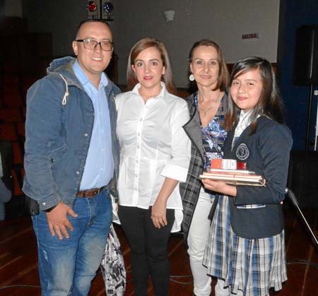 Mauricio Giraldo Quintero, Laydi Johana Mejía Ortiz, Martha García Hernández, y Dulce María Giraldo Mejía, de la Institución Edu