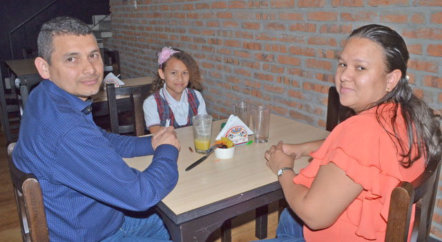 Jesús Sibaja Surmay, Lucía Sibaja Faría y Ciraluci Faría Suárez se reunieron en el restaurante Asados Chavita.