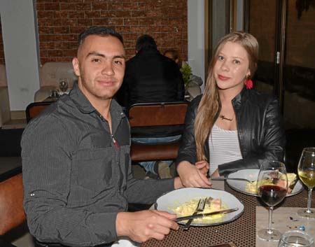 Cristian Morales García le celebró el cumpleaños a su esposa, Alejandra García Saldarriaga, en L’Angevin.