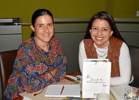 Beatriz García Arbeláez y Érika Leal Rojas compartieron en el restaurante A la Leña.