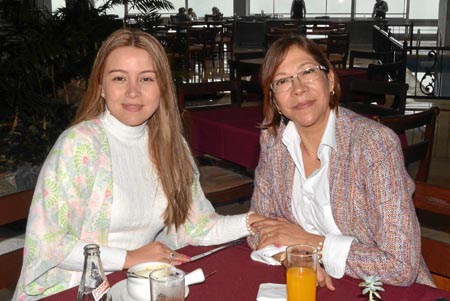 Jeniffer Cotacio Monsalve y Gladys Galeano Martínez se reunieron en un almuerzo el Club Manizales.