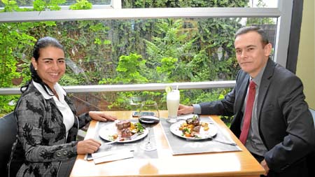 En Buffalo Serrano le celebró el cumpleaños a Ángela Capera Rodríguez su amigo Jorge Alonso Zuluaga Ramírez.